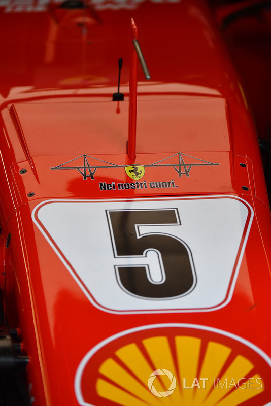Ferrari SF71H con el emblema del puente derruido de Génova y el mensaje "En nuestros corazones"