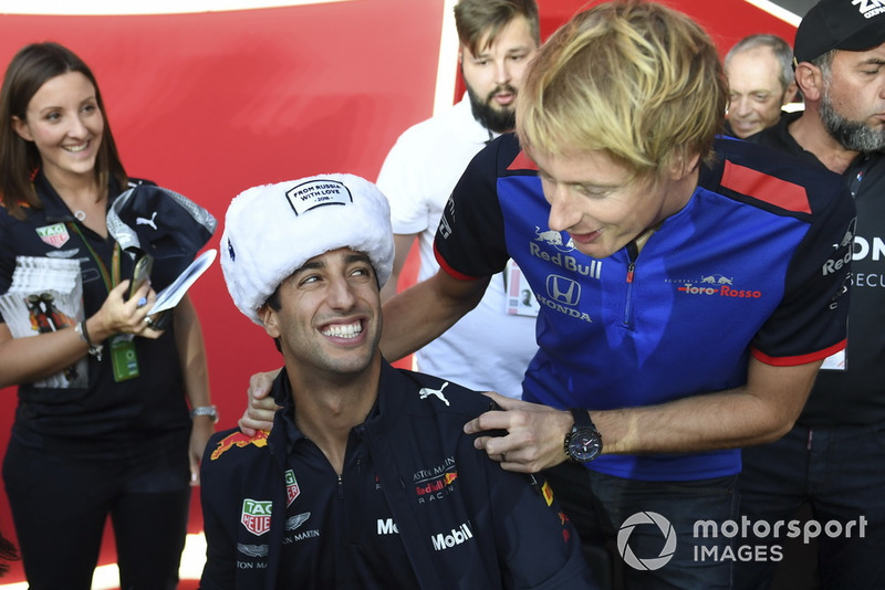 Daniel Ricciardo, Red Bull Racing y Brendon Hartley, Scuderia Toro Rosso firman autógrafos