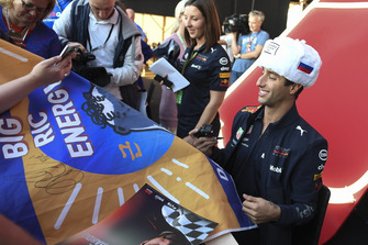 Daniel Ricciardo, Red Bull Racing signs an autograph for a fan