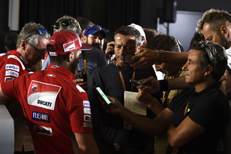 Andrea Dovizioso, Ducati Team, in mezzo ai giornalisti