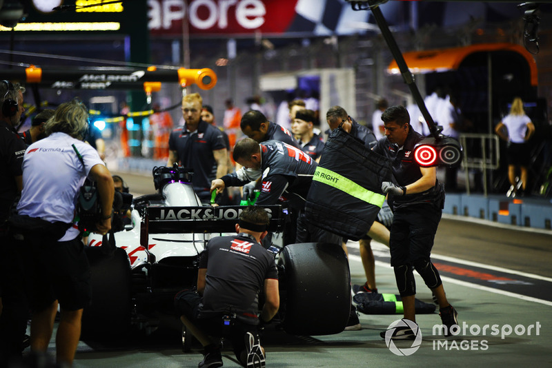 Romain Grosjean, Haas F1 Team VF-18, makes a pit stop