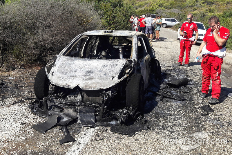 Coche quemado de Craig Breen, Scott Martin, Citroën World Rally Team Citroën C3 WRC