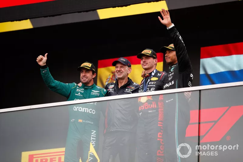 Fernando Alonso, Aston Martin F1 Team, 2° posizione, Adrian Newey, Chief Technology Officer, Red Bull Racing, Max Verstappen, Red Bull Racing, 1° posizione, Lewis Hamilton, Mercedes-AMG, 3° posizione, sul podio