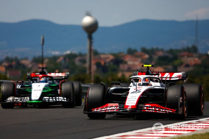 Nico Hulkenberg, Haas VF-23, Daniel Ricciardo, AlphaTauri AT04