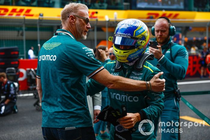 Fernando Alonso, Aston Martin F1 Team, en la parrilla de salida