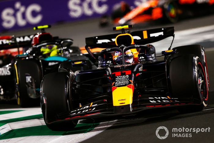 Sergio Pérez, Red Bull Racing RB20, Lewis Hamilton, Mercedes F1 W15