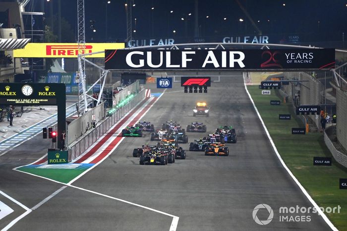 Max Verstappen, Red Bull Racing RB20 el campo de distancia