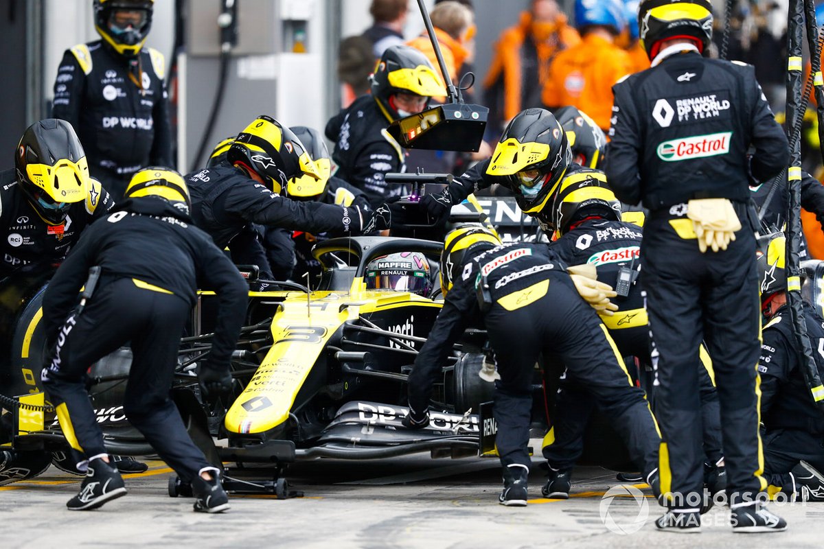 Daniel Ricciardo, Renault F1 Team R.S.20, fa un pit stop