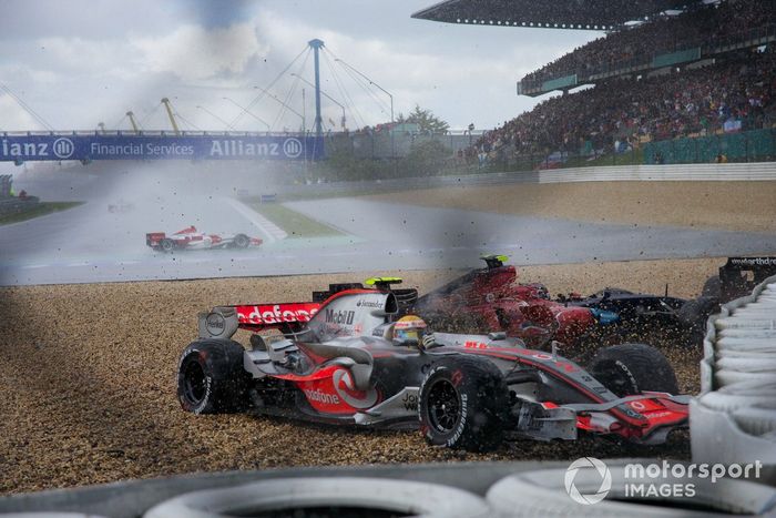 Accidentes de Lewis Hamilton, McLaren MP4-22 Mercedes, Scott Speed, Toro Rosso STR2 Ferrari y Anthony Davidson, Super Aguri SA07 Honda