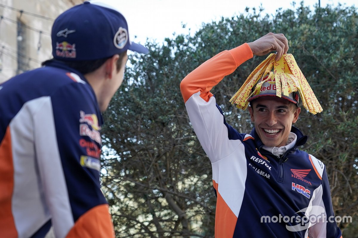 Marc Márquez y Alex Márquez en el juego de la Caja Sorpresa