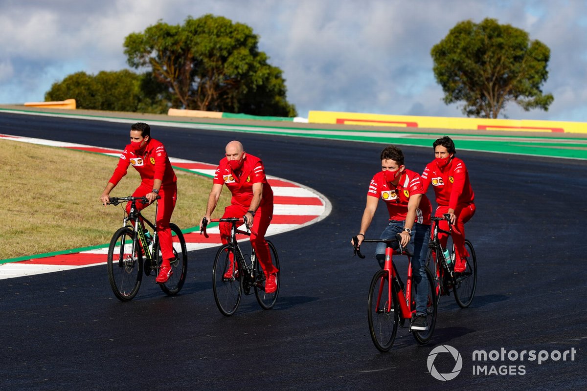 Charles Leclerc, Ferrari, fait son tour de piste à vélo