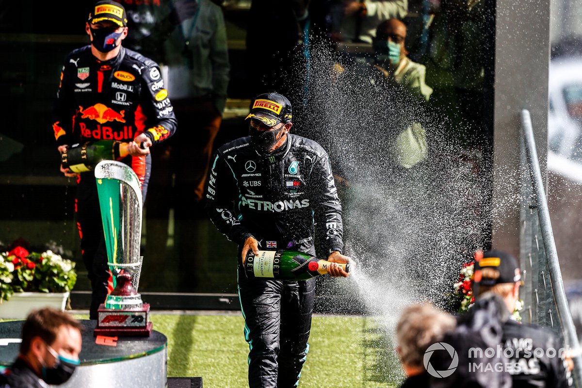 Podio: ganador Lewis Hamilton, Mercedes-AMG F1, tercer lugar Max Verstappen, Red Bull Racing