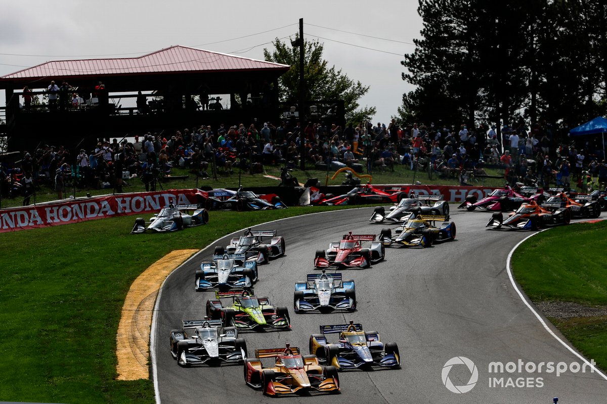 Ryan Hunter-Reay, Andretti Autosport Honda, Alexander Rossi, Andretti Autosport Honda and Simon Pagenaud, Team Penske Chevrolet, Felix Rosenqvist, Chip Ganassi Racing Honda, Alex Palou, Dale Coyne Racing with Team Goh Honda, Marco Andretti, Andretti Herta with Marco & Curb-Agajanian Honda chocan al fondo