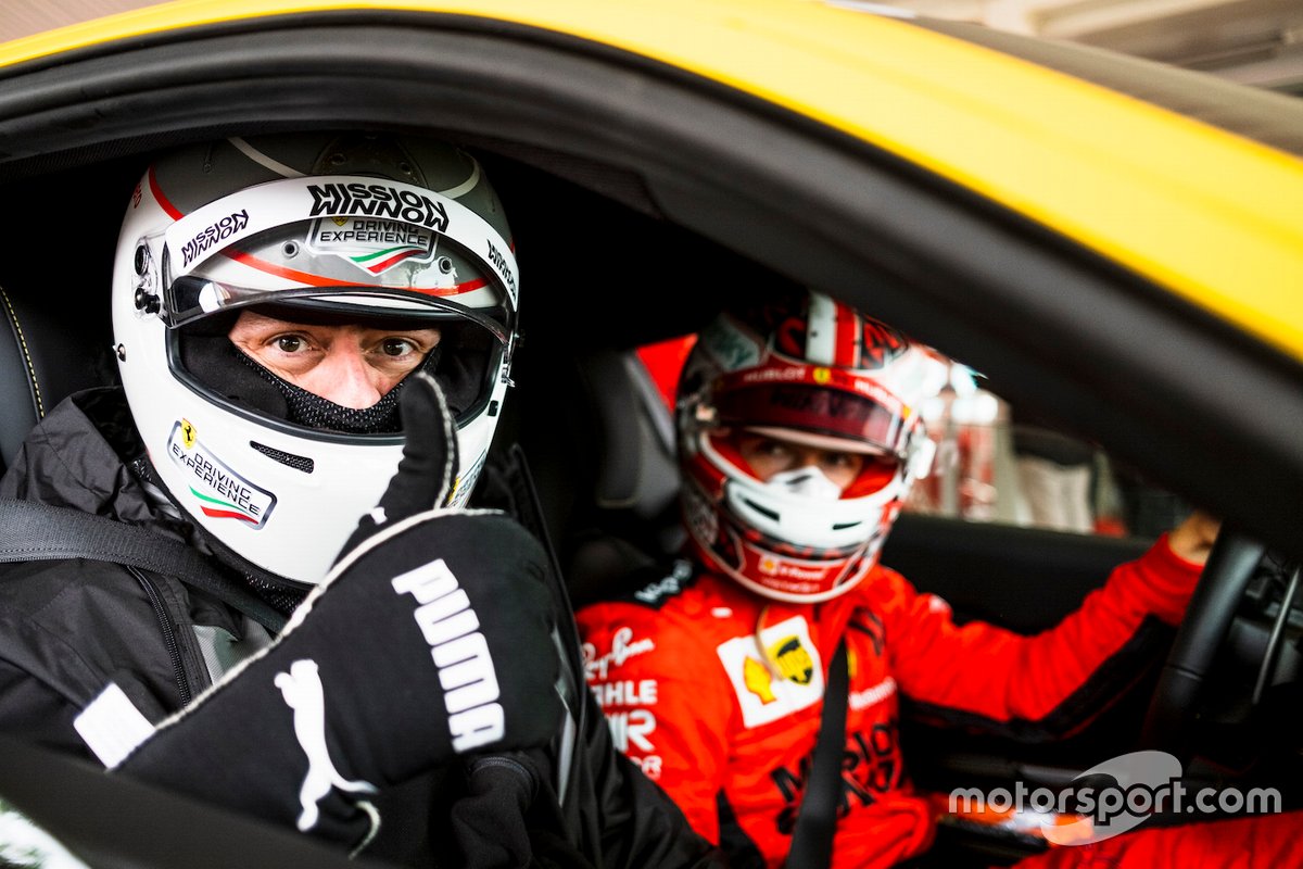 Charles Leclerc, Scuderia Ferrari, e Roberto Chinchero, giornalista di Motorsport.com Italia e Sky SportF1