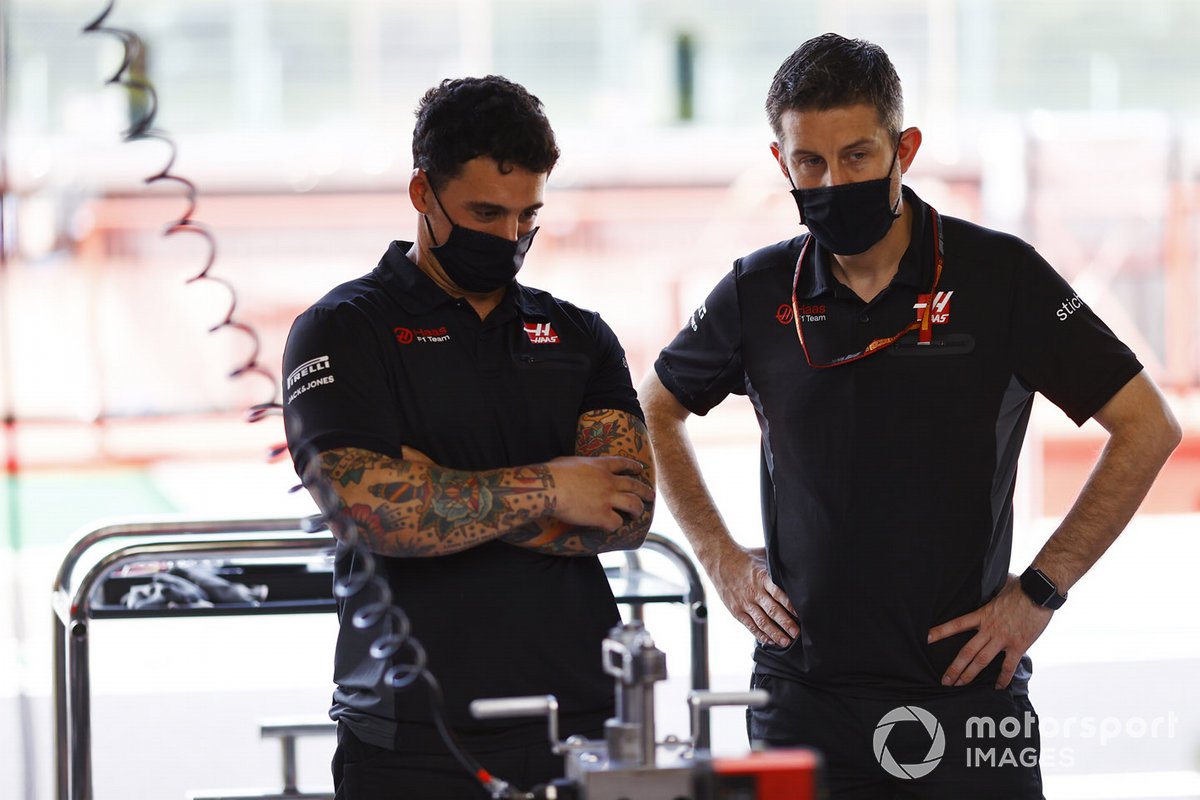 Membri del team Haas al lavoro