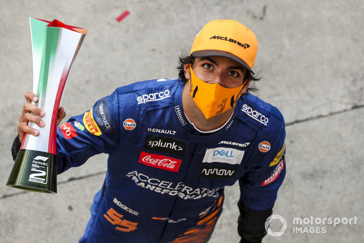 Carlos Sainz Jr., McLaren, 2º puesto, con su trofeo
