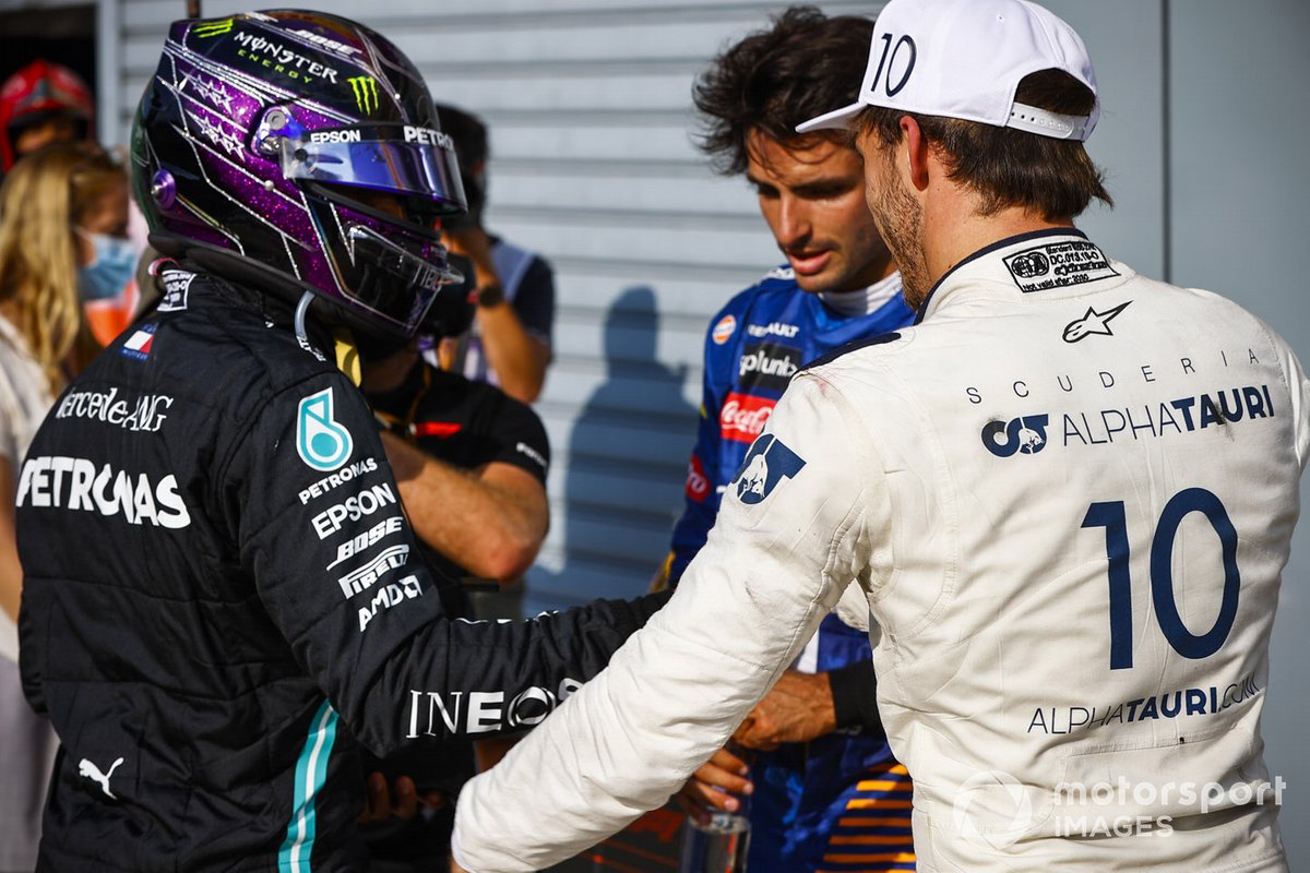 Ganador Pierre Gasly, AlphaTauri, celebra con Lewis Hamilton, Mercedes-AMG F1