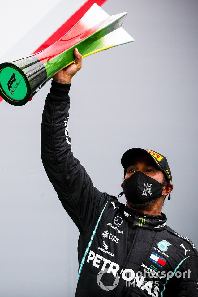 Podio: ganador de la carrera Lewis Hamilton, Mercedes F1 celebra
