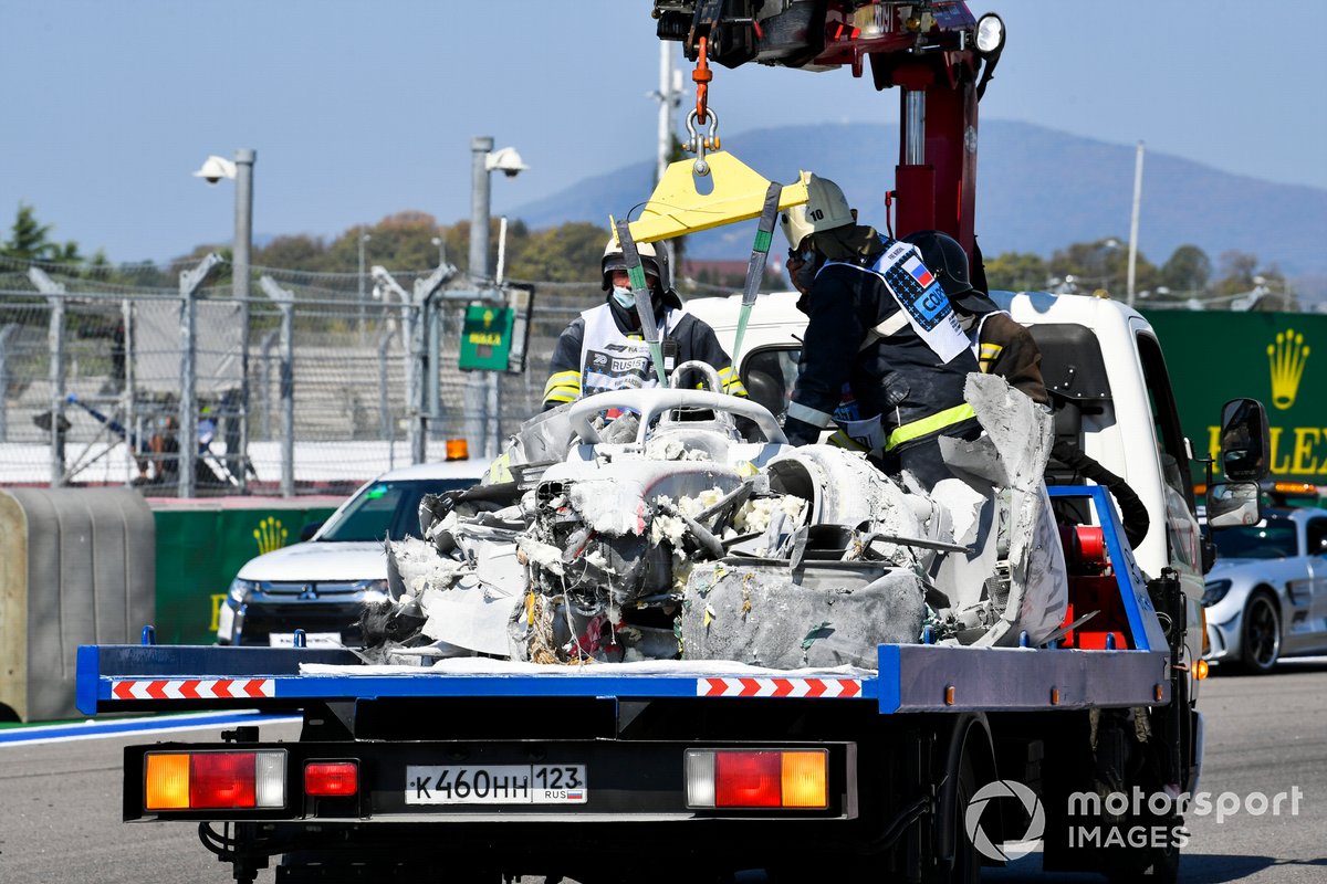 Marshals recover the car of Luca Ghiotto, Hitech Grand Prix after crashing with Jack Aitken, Campos Racing