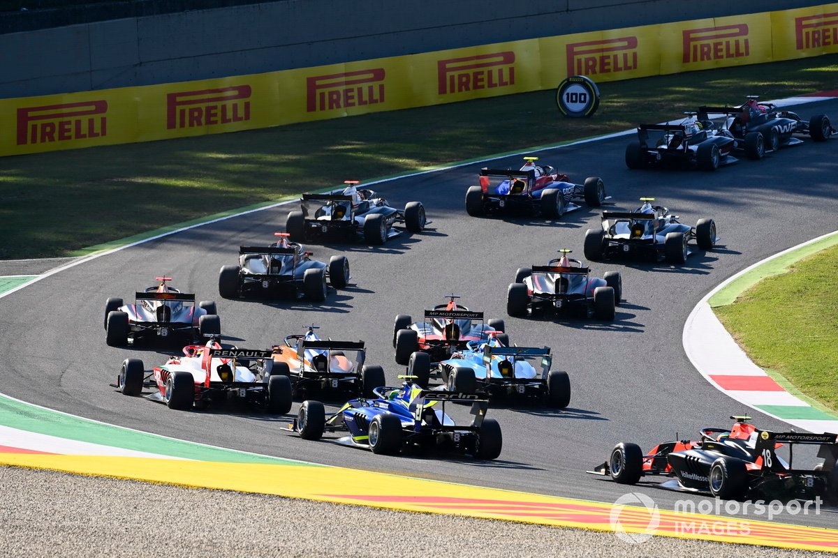 Oscar Piastri, Prema Racing, David Schumacher, Carlin BUZZ RACING e Bent Viscaal, MP Motorsport alla partenza della gara