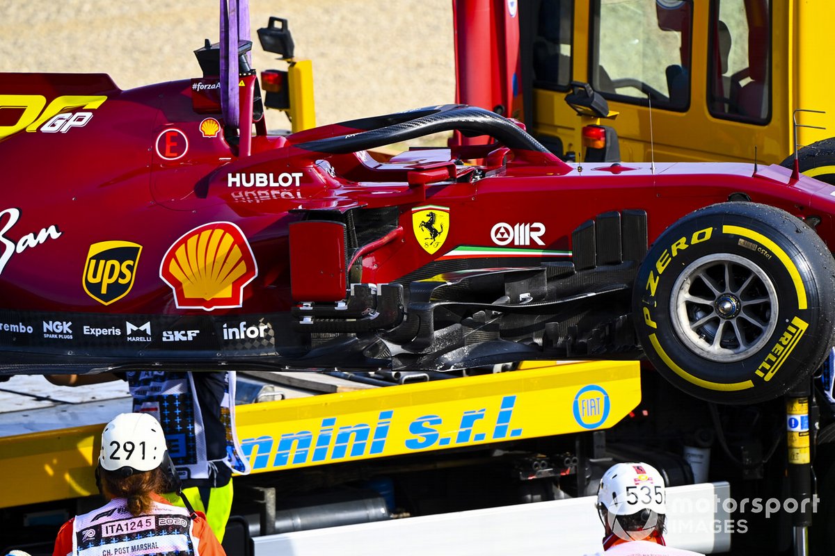 L'auto di Sebastian Vettel, Ferrari SF1000, viene caricata su un camion