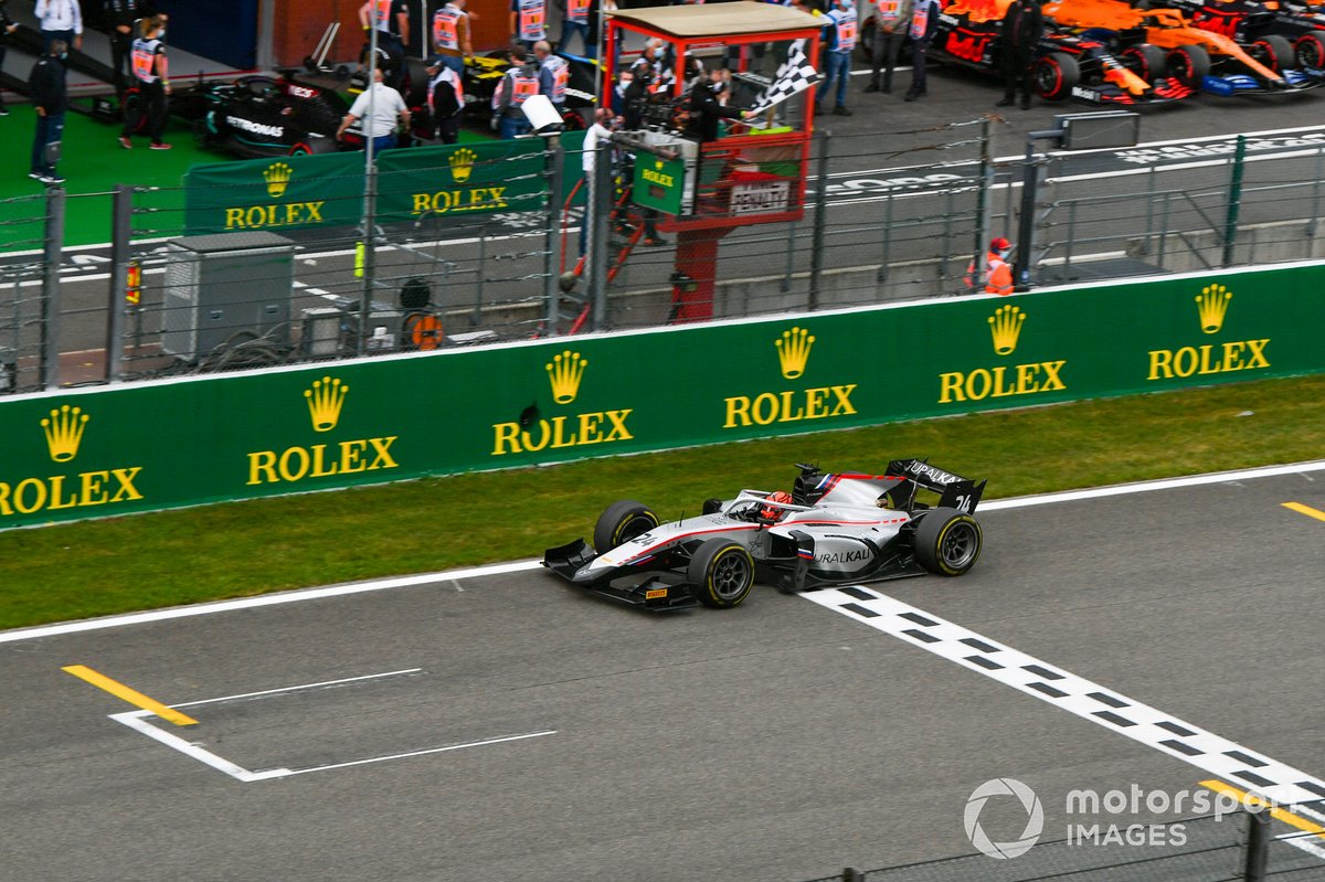 Nikita Mazepin, Hitech Grand Prix, toma la bandera a cuadros