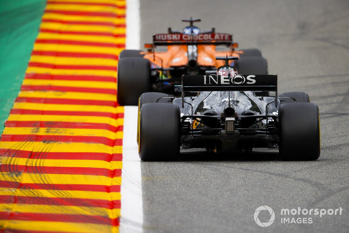 Carlos Sainz Jr., McLaren MCL35, Lewis Hamilton, Mercedes F1 W11
