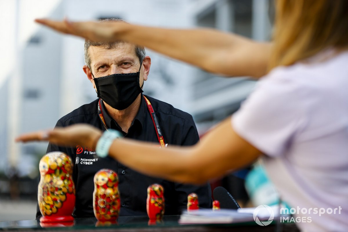 Guenther Steiner, director de Haas, habla ante los medios