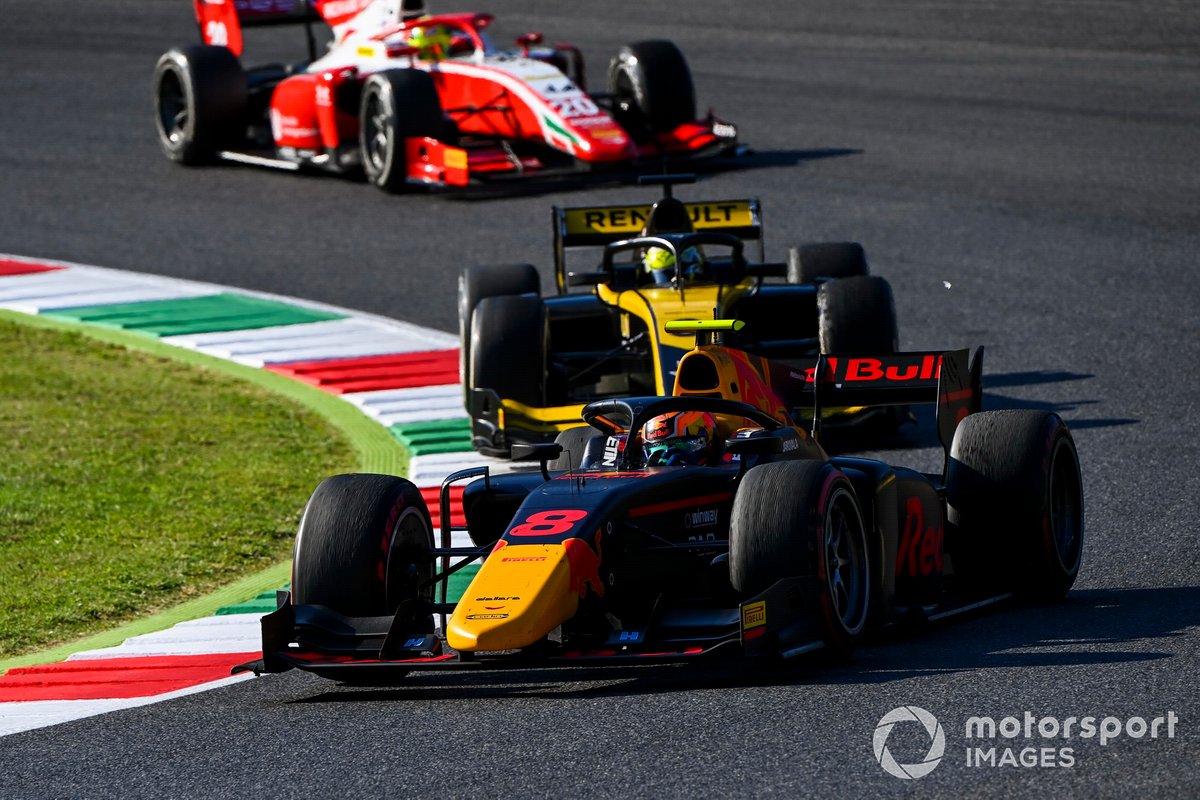 Jehan Daruvala, Carlin, davanti a Guanyu Zhou, UNI-Virtuosi, e Mick Schumacher, Prema Racing