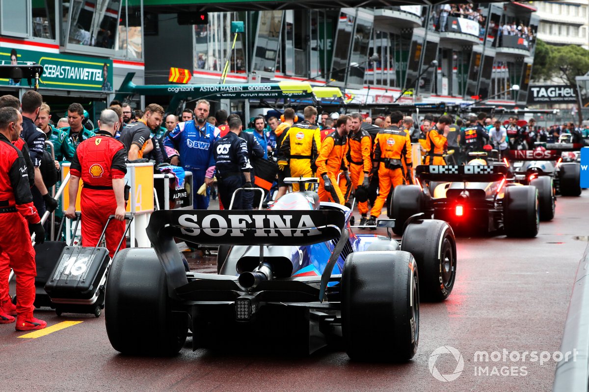 Nicholas Latifi, Williams FW44, en boxes