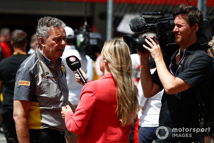 Mario Isola, director de carreras de Pirelli Motorsport, es entrevistado en la parrilla 