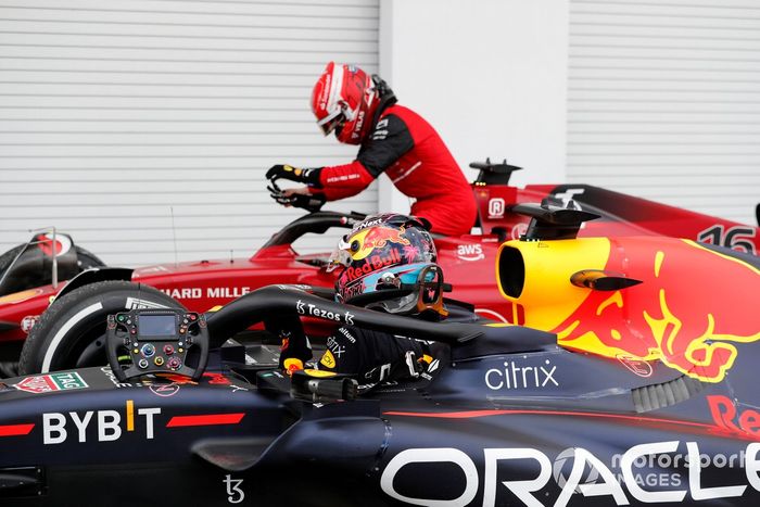 Max Verstappen, Red Bull Racing, 1ª posición, Charles Leclerc, Ferrari, 2ª posición, llegan al Parc Ferme