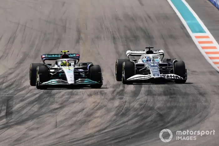 Lewis Hamilton, Mercedes W13, lucha con Pierre Gasly, AlphaTauri AT03, por delante de Fernando Alonso, Alpine A522