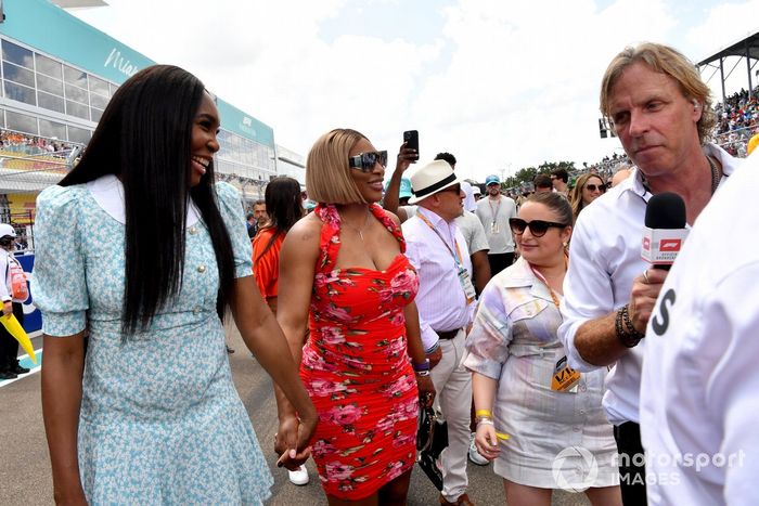Las tenistas Venus y Serena Williams en el pit lane