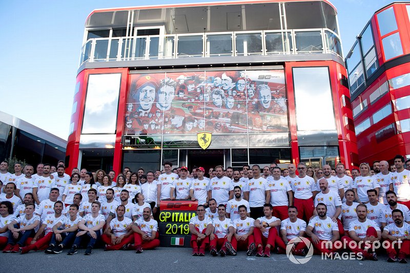 Mattia Binotto, Team Principal Ferrari, Charles Leclerc, Ferrari, e Sebastian Vettel, Ferrari, entra nel team Ferrari per celebrare il 90esimo anniversario