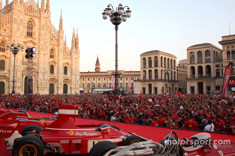 La Piazza Duomo con los fans de Ferrari