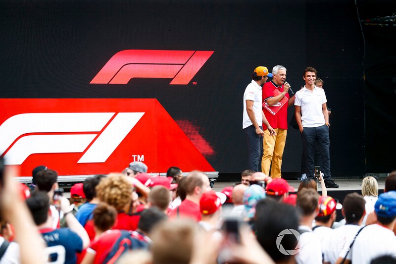 Carlos Sainz Jr, McLaren y Lando Norris, McLaren en el escenario en la zona de fans