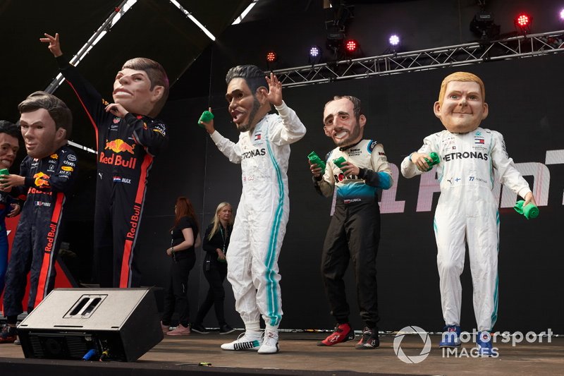 Caricature di Pierre Gasly, Red Bull Racing, Max Verstappen, Red Bull Racing, Lewis Hamilton, Mercedes AMG F1, Robert Kubica, Williams Racing, and Valtteri Bottas, Mercedes AMG F1, sul palco