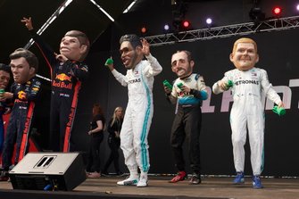 Caricature di Pierre Gasly, Red Bull Racing, Max Verstappen, Red Bull Racing, Lewis Hamilton, Mercedes AMG F1, Robert Kubica, Williams Racing, and Valtteri Bottas, Mercedes AMG F1, sul palco