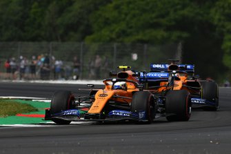 Lando Norris, McLaren MCL34, voor Carlos Sainz Jr., McLaren MCL34