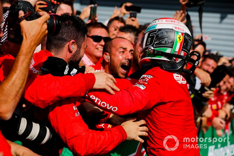 El ganador de la carrera Charles Leclerc, Ferrari celebra en Parc Ferme con su equipo Ferrari