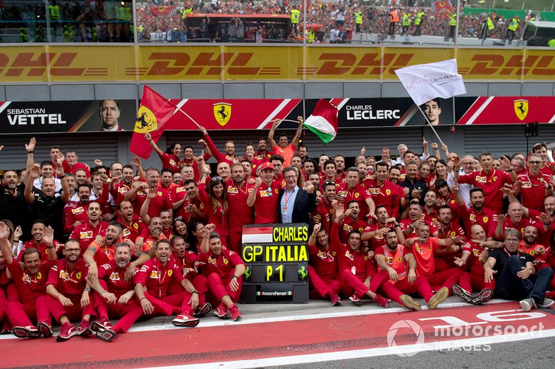 Ganador de la carrera Charles Leclerc, Ferrari  celebra con el equipo y el CEO de Ferrari Louis C. Camilleri