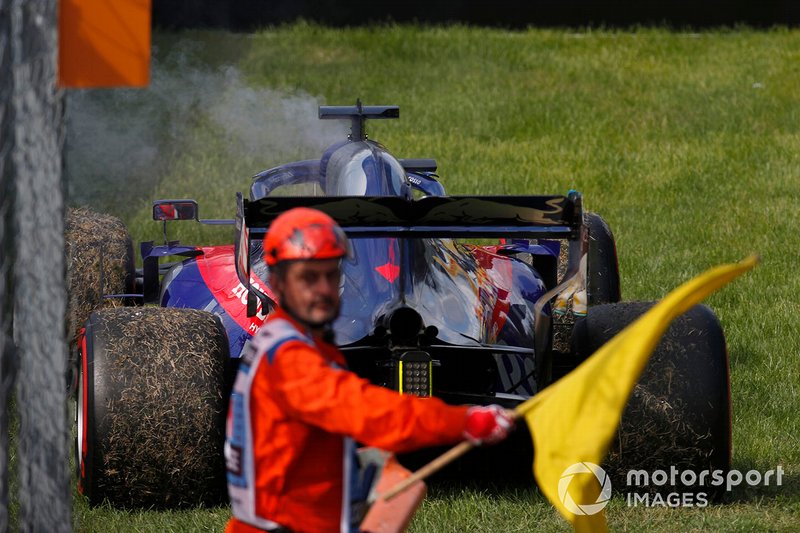 Daniil Kvyat, Toro Rosso STR14, parks up as a marshall waves a yellow flag