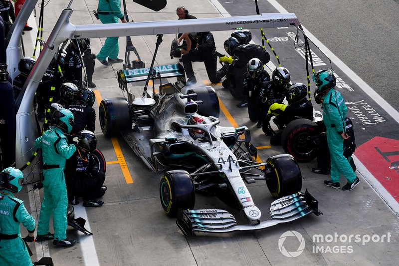Lewis Hamilton, Mercedes AMG F1 W10 pit stop