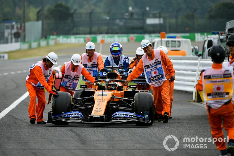 Carlos Sainz Jr., McLaren MCL34 siendo empujado por los marshals