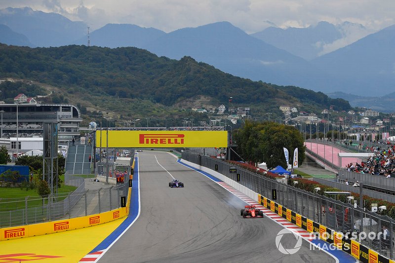 Sebastian Vettel, Ferrari SF90, blocca una ruota