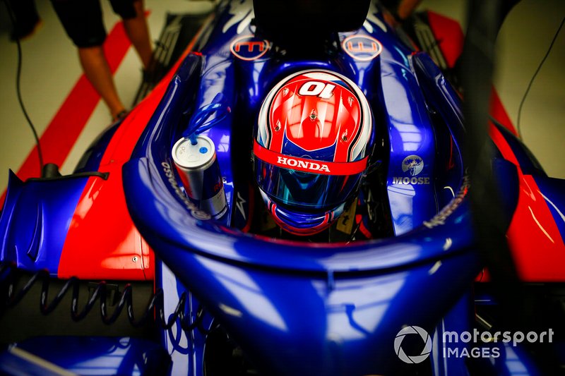 Daniil Kvyat, Toro Rosso, in the garage