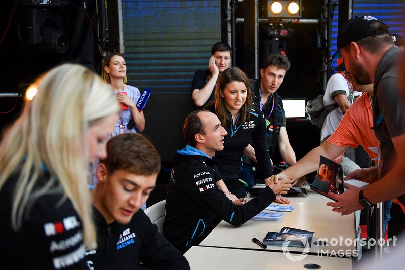 George Russell, Williams Racing, and Robert Kubica, Williams Racing, meet fans