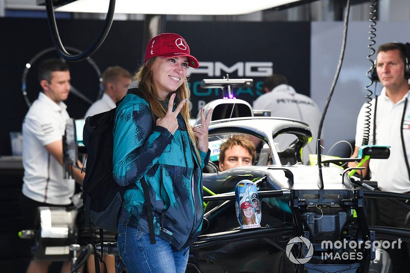 Des fans dans le garage Mercedes