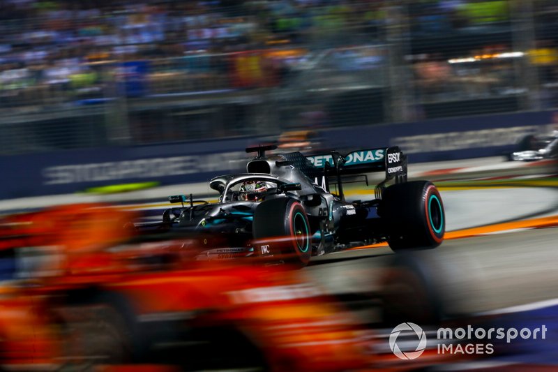 Lewis Hamilton, Mercedes AMG F1 W10 persigue a Charles Leclerc, Ferrari SF90
